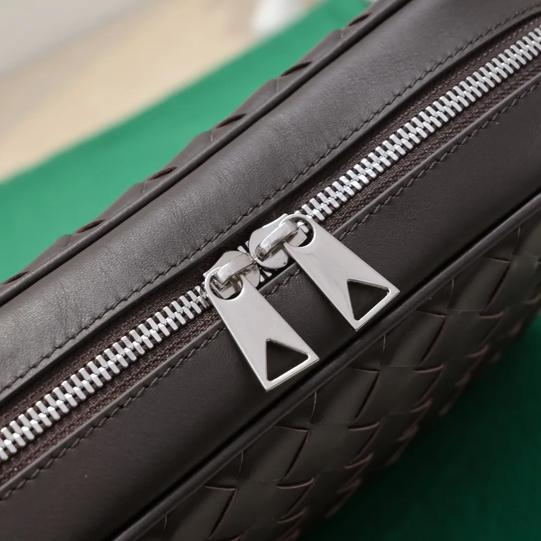 Batch 1480 BV lntrecciato woven leather crossbody bag. The zipper opens and closes, and the space is too large. It meets the daily needs of going out on the street. There are no problems with mobile phones 📱 wallets 👛 power bank 🔋. The weaving process is used, and the texture of the upper body 🔝 is very high-end. Style number: 7100 Size: 25*7.5